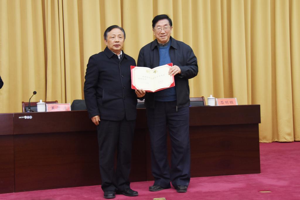 校长王清连为陈宗懋院士颁发聘书