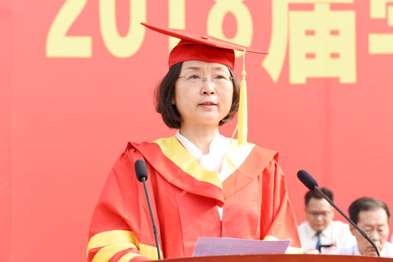 副校长王霞宣读《河南科技学院关于表彰2018届优秀毕业生的决定》