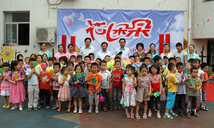 六一儿童节学校领导慰问子弟小学和幼儿园师