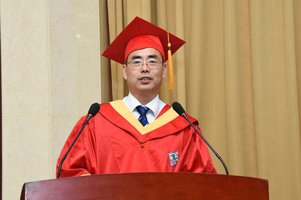 校党委副书记杨松璋宣读相关文件和名单