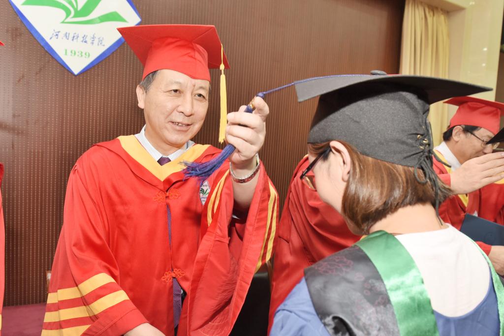 校党委书记周志远为毕业生正冠拨苏