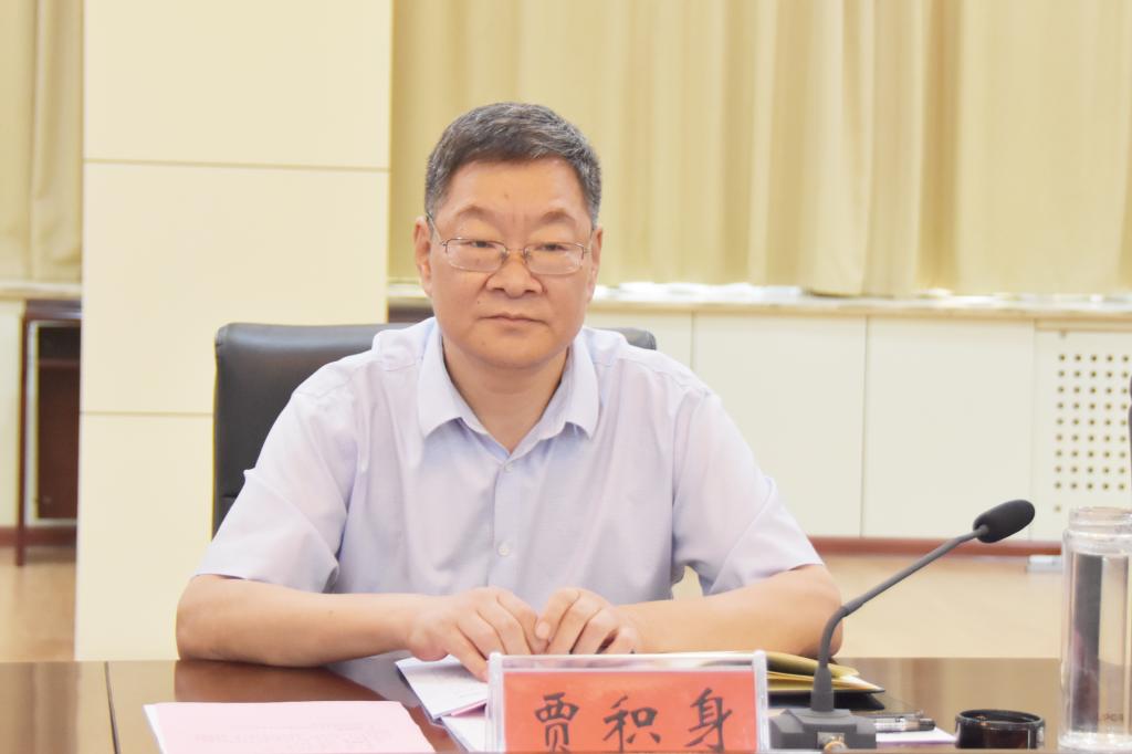 工会主席贾积身宣读文件