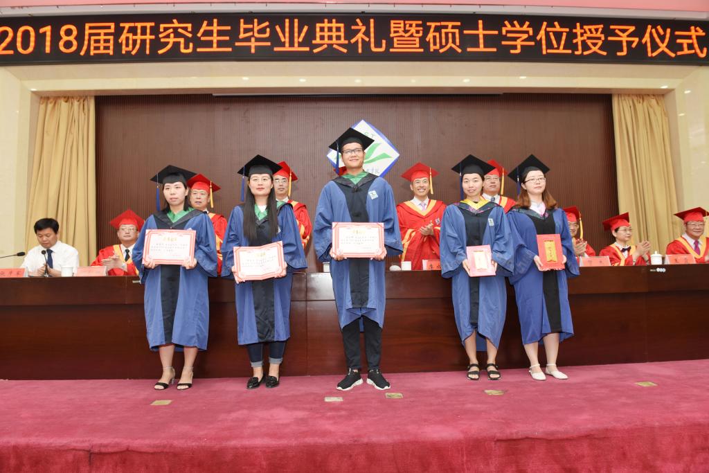优秀毕业生上台领取获奖证书