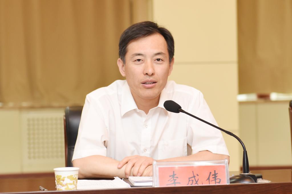 校长李成伟讲话