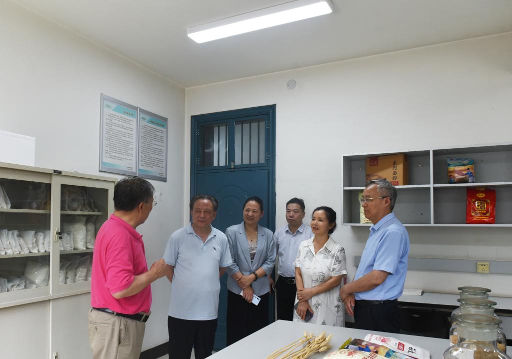 河南省政协文化和文史委员会副主任路海江一行莅临我校调研