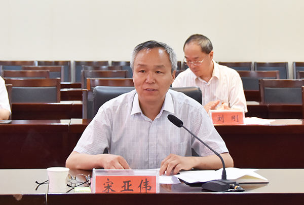 校党委副书记宋亚伟主持会议
