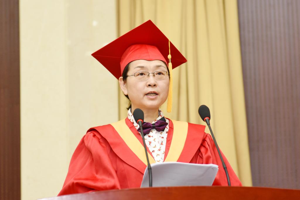 副校长王霞宣读《河南科技学院关于表彰2018年优秀硕士学位论文和2018届优秀毕业研究生的决定》