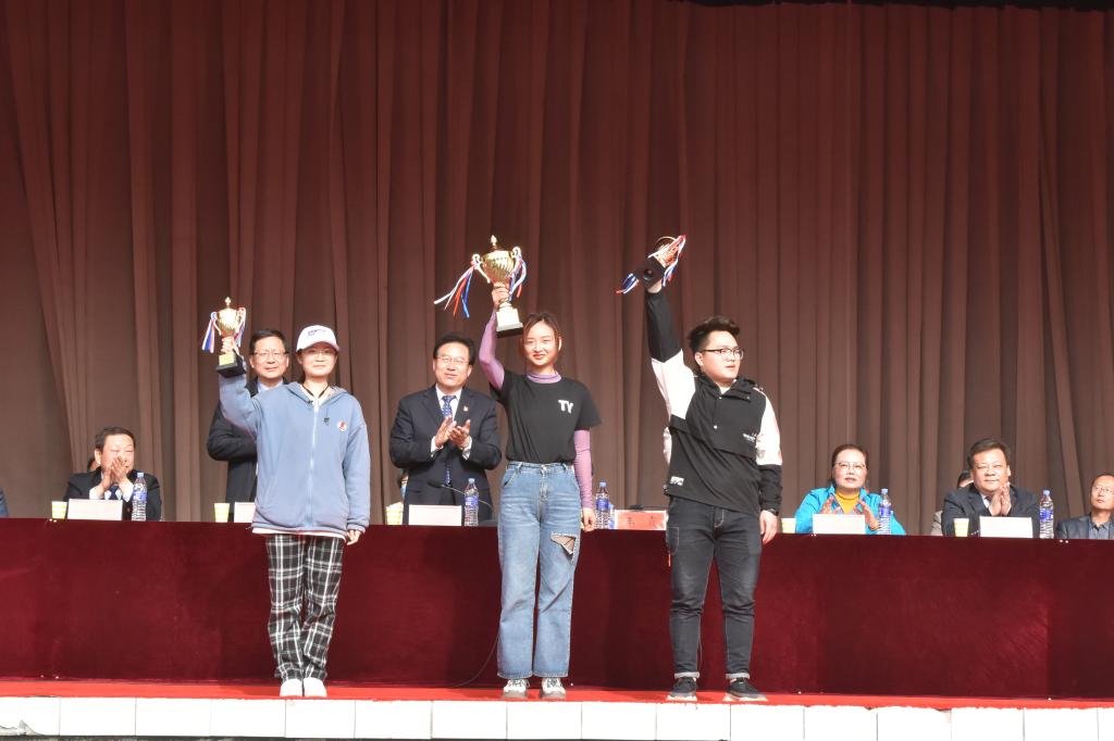 获奖单位上台领奖