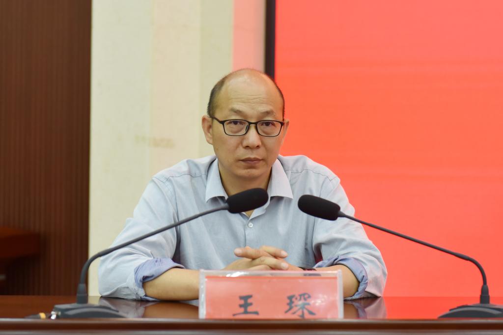 郑州大学马克思主义学院党委书记、博士生导师王琛教授作报告