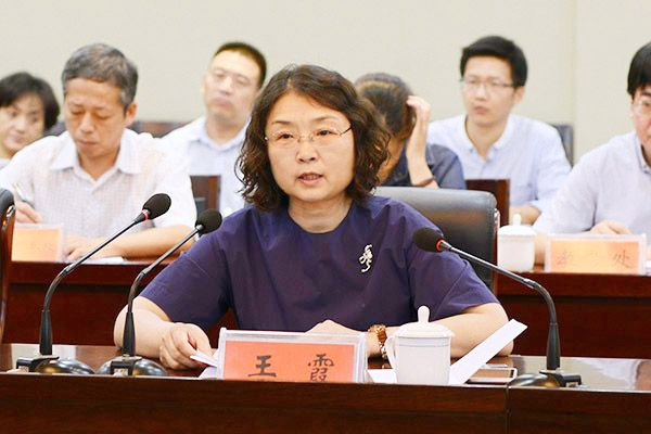 我校副校长王霞主持会议