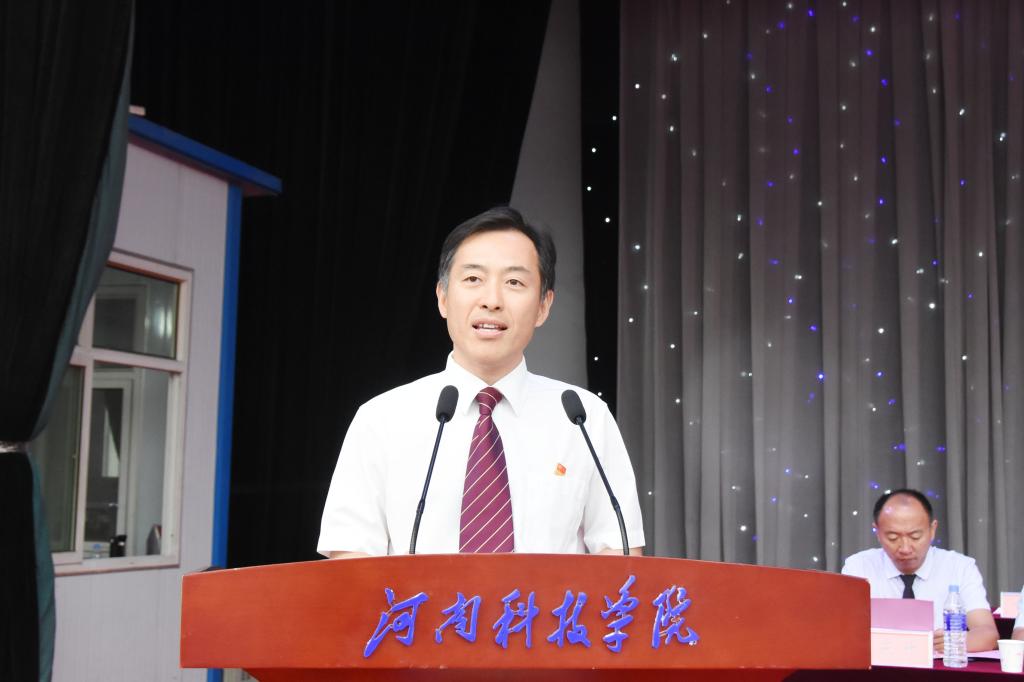 校长李成伟讲话