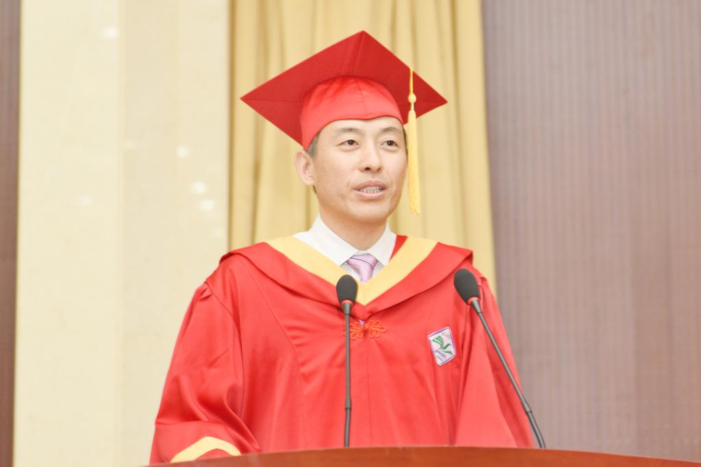 校长李成伟讲话