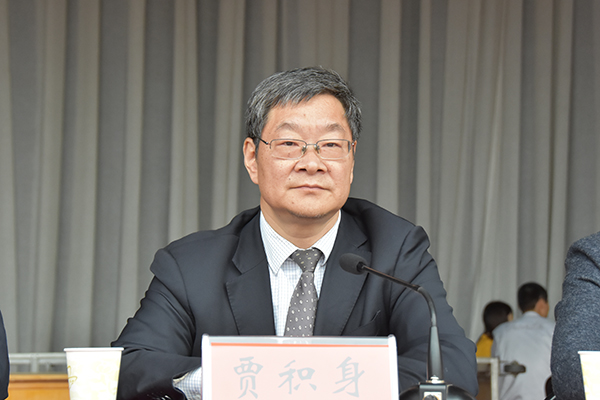 校工会主席贾积身宣读获奖名单