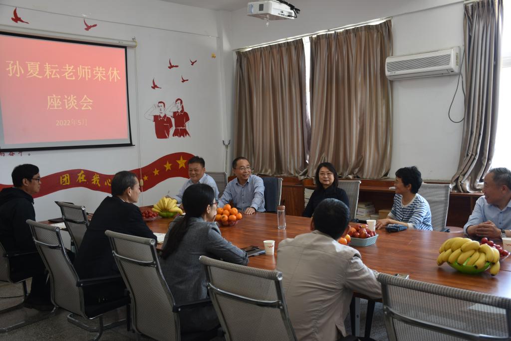 副校长王霞参加学生处教师荣休座谈会