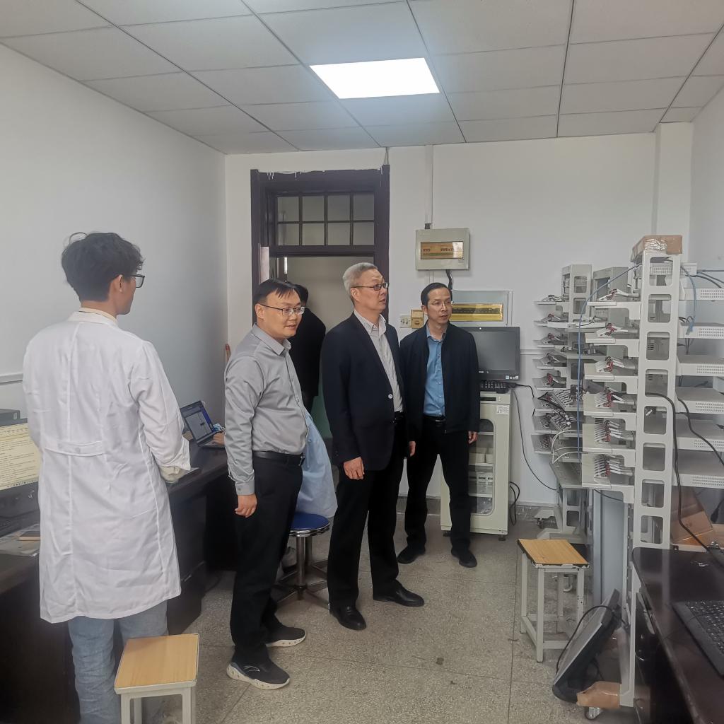 副校长马金友检查研究生安全管理
