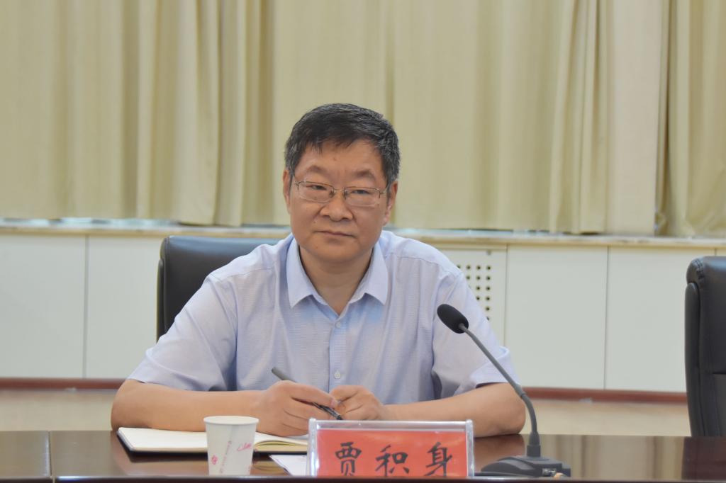 校工会主席贾积身宣读相关文件
