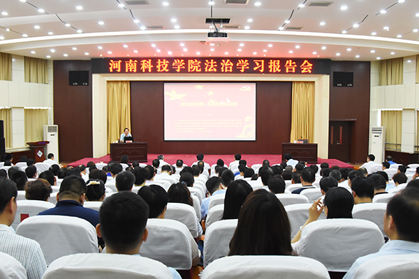 报告会现场