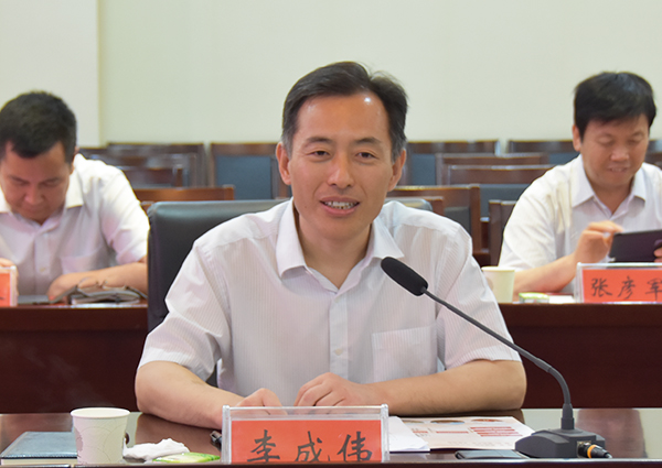 校长李成伟讲话