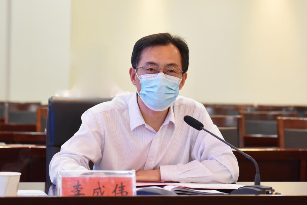 校长李成伟讲话