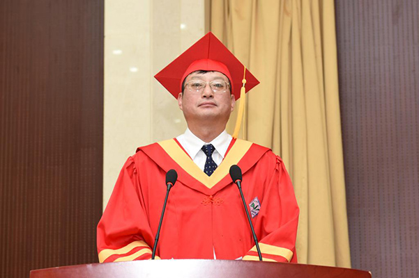 副校长何松林宣读相关文件