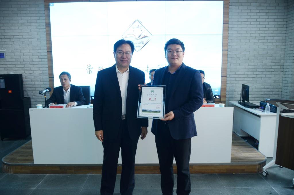 副校长冯启高为创业导师代表颁发聘书