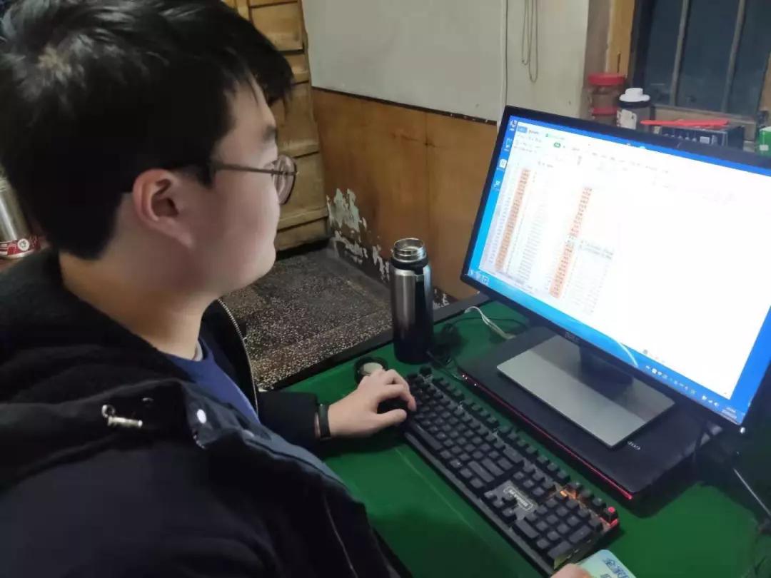 辅导员正在统计学生情况