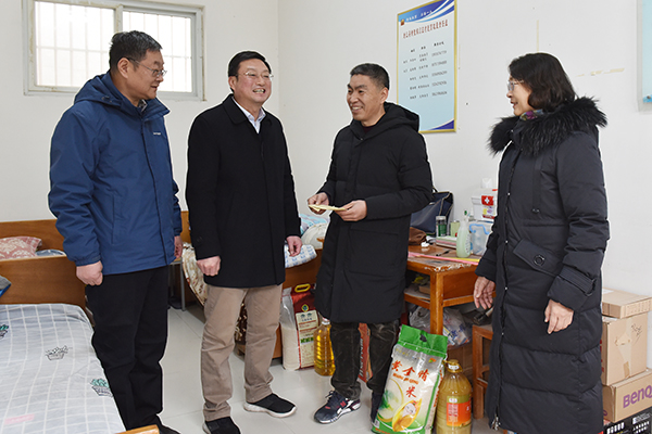 慰问驻村第一书记