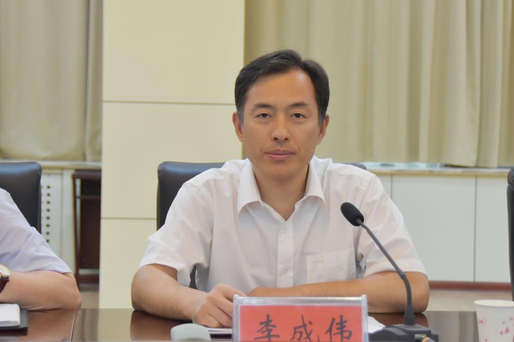校长李成伟讲话