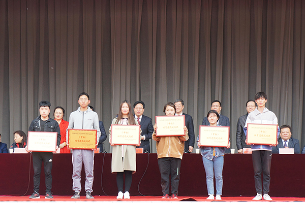 获奖单位代表上台领奖