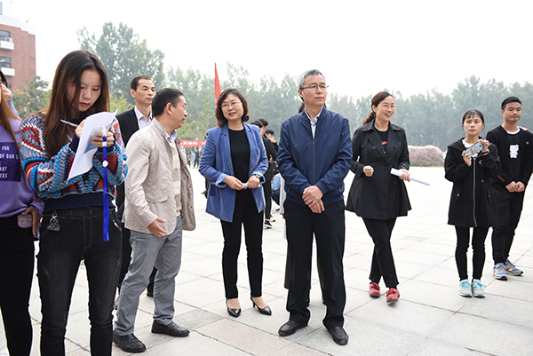 校党委副书记宋亚伟、副校长王霞走进活动现场